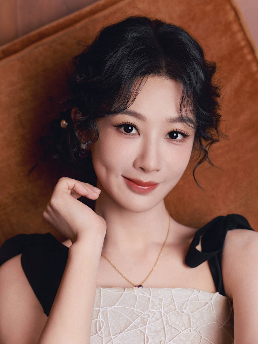 杨紫最新写真大片释出 穿黑丝带白纱裙气质在线