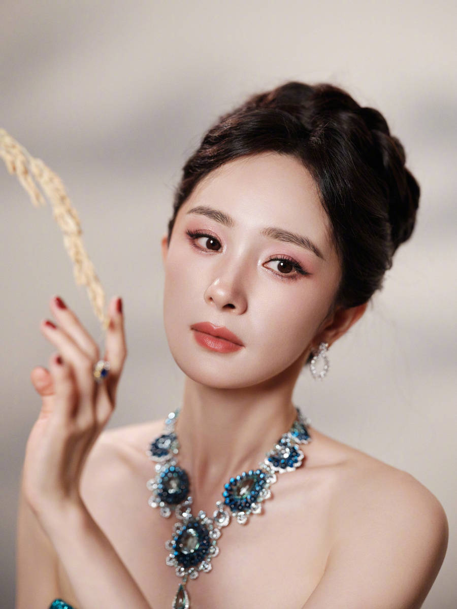 杨幂穿深蓝抹胸裙气场强大 手捧麦穗眼神温柔