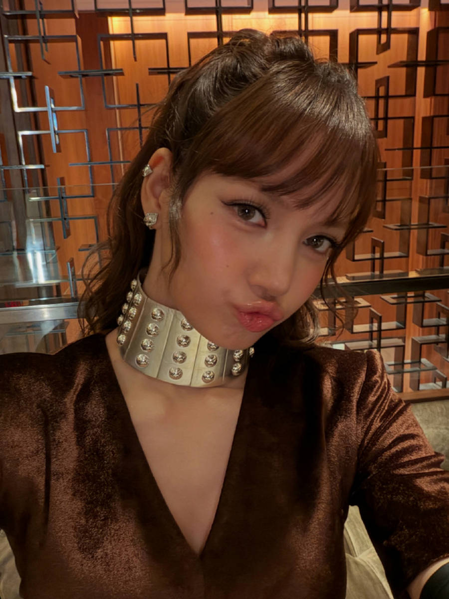 Lisa身穿披风陪皮草气质拉满 戴银色粗项链气场强