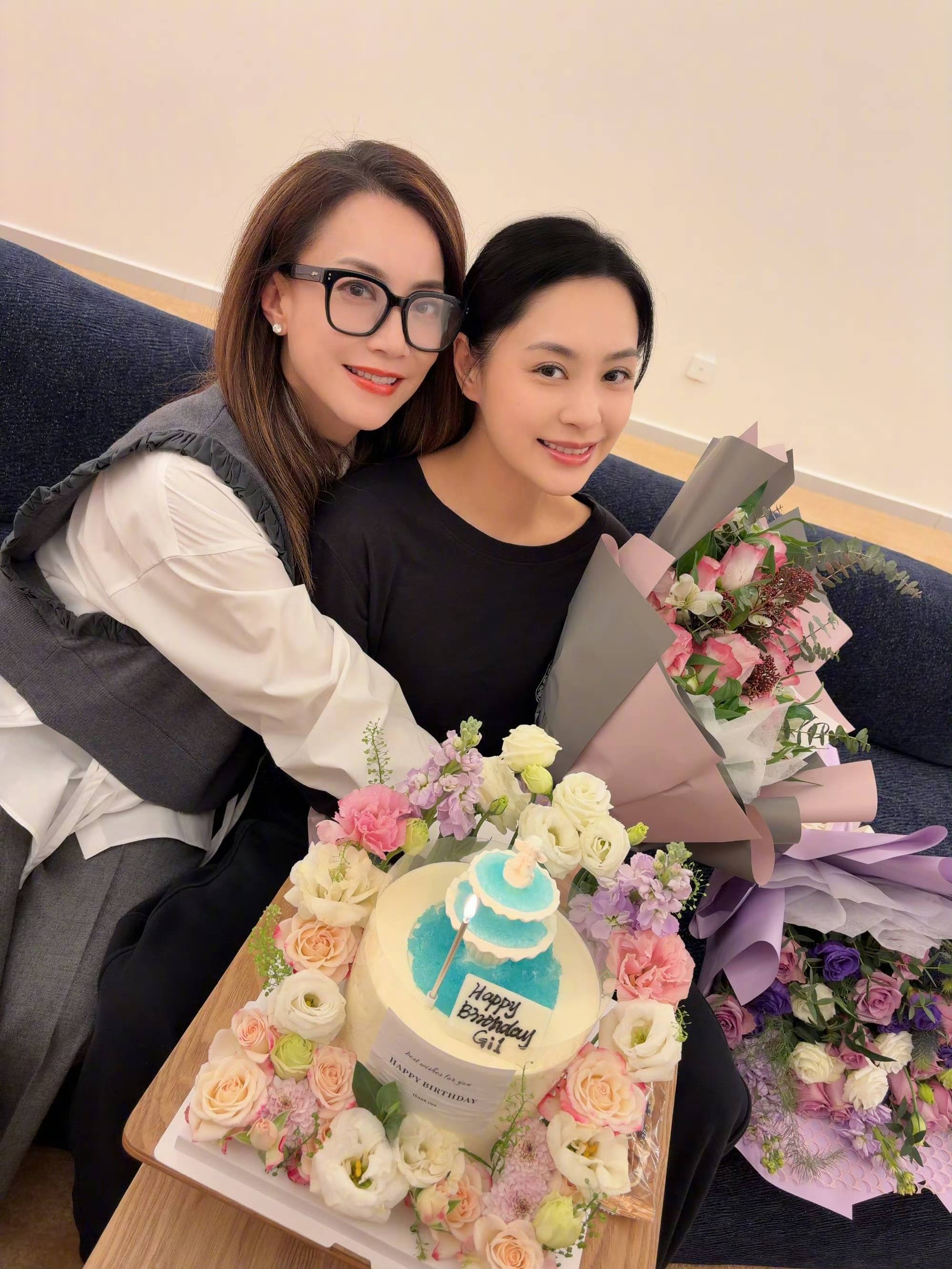 钟欣潼生日置身花海 霍汶希卡点送祝福情谊满分