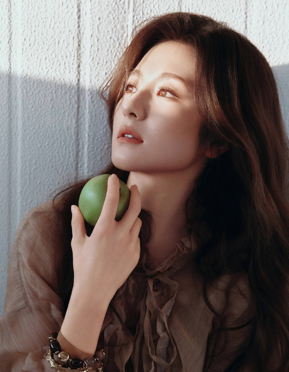 李兰迪晒棕色系穿搭 一头长卷发尽显温婉