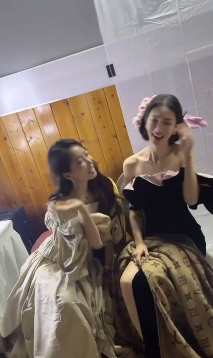 宋茜分享和金晨合照 两人穿着礼裙贴贴超有爱