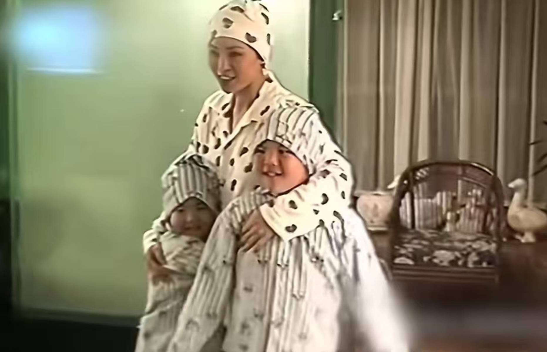 向太发一家四口旧照 向华强年轻时颜值与向佐一样