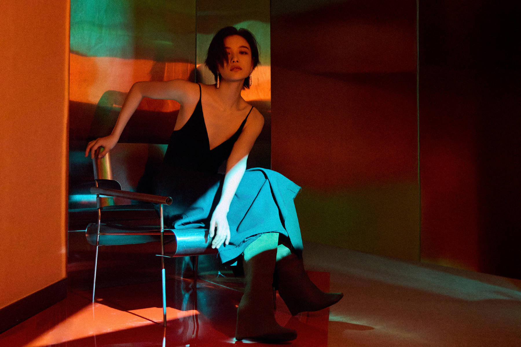 倪妮穿V领吊带裙大秀好身材 利落短发造型又美又飒