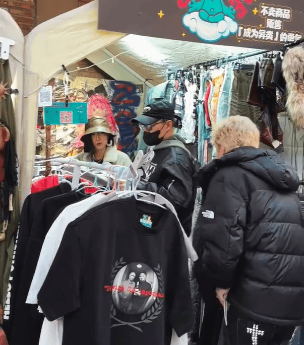 汪峰带儿子醒醒逛市场 穿紧身裤躯壳魁岸潇洒帅气