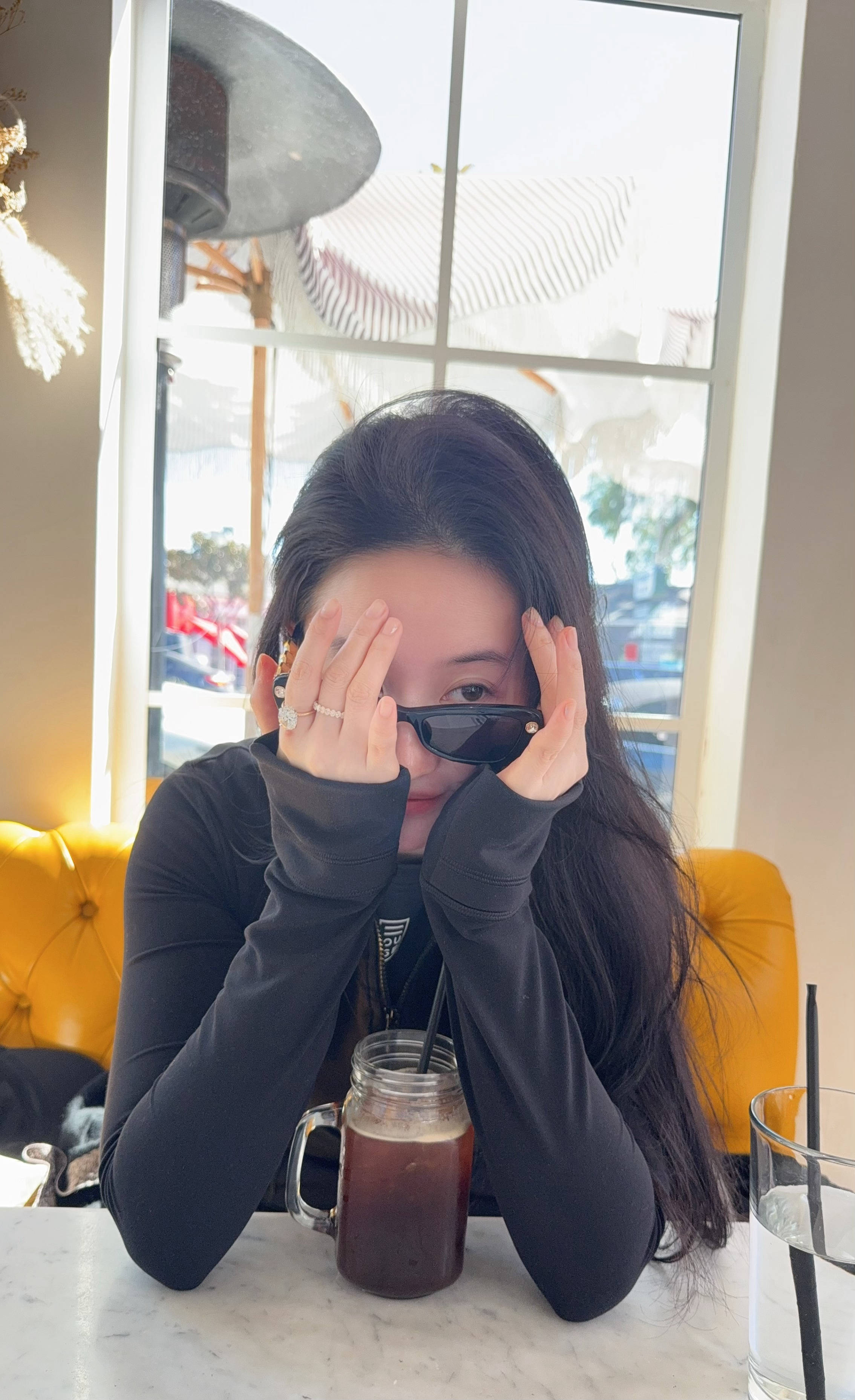 刘亦菲素颜出游优雅大方 对镜自拍神采灵动