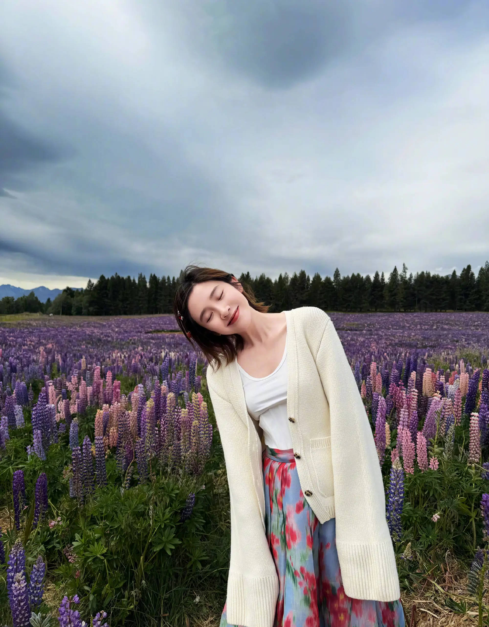唐艺昕薰衣草花海安祥溜达！绽开灿烂笑颜热情大好