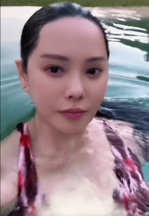 伊能静穿比基尼度假体格潦倒有致 犬子对秦昊撒娇