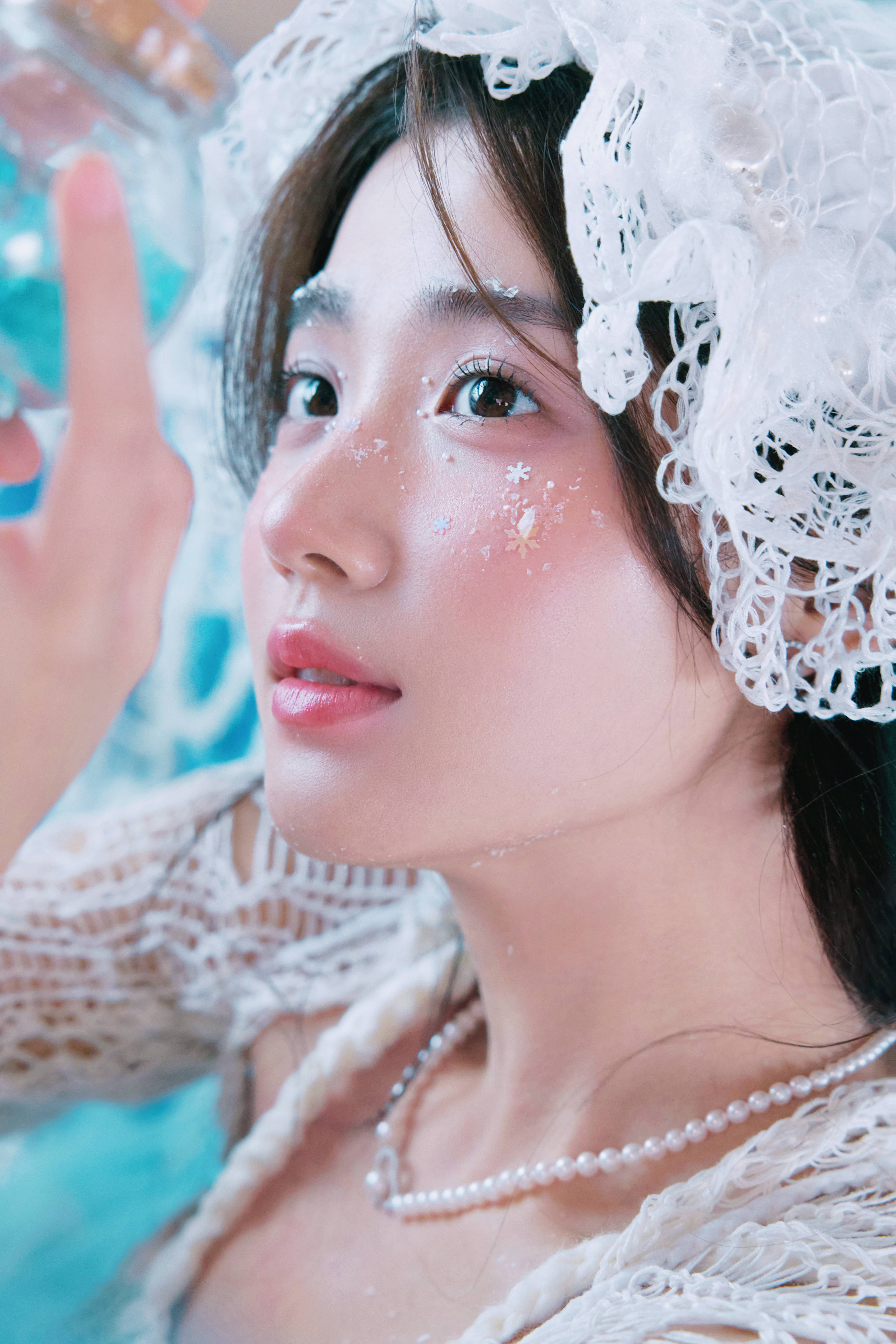 卢昱晓化身冰雪公主抽象秀气 垂眸千里念念显虚幻氛围