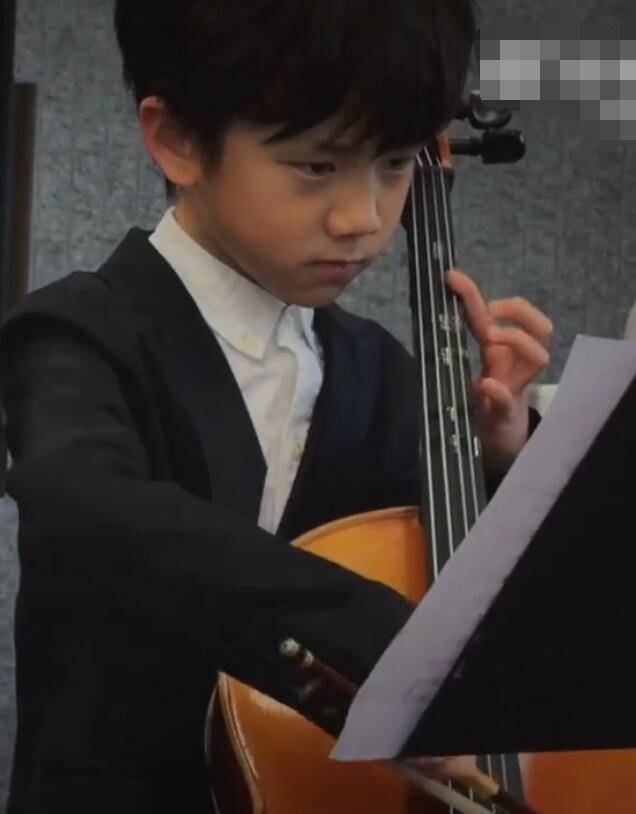 黄磊浑家晒仨孩子曩昔生计！小男儿拉大提琴超帅气