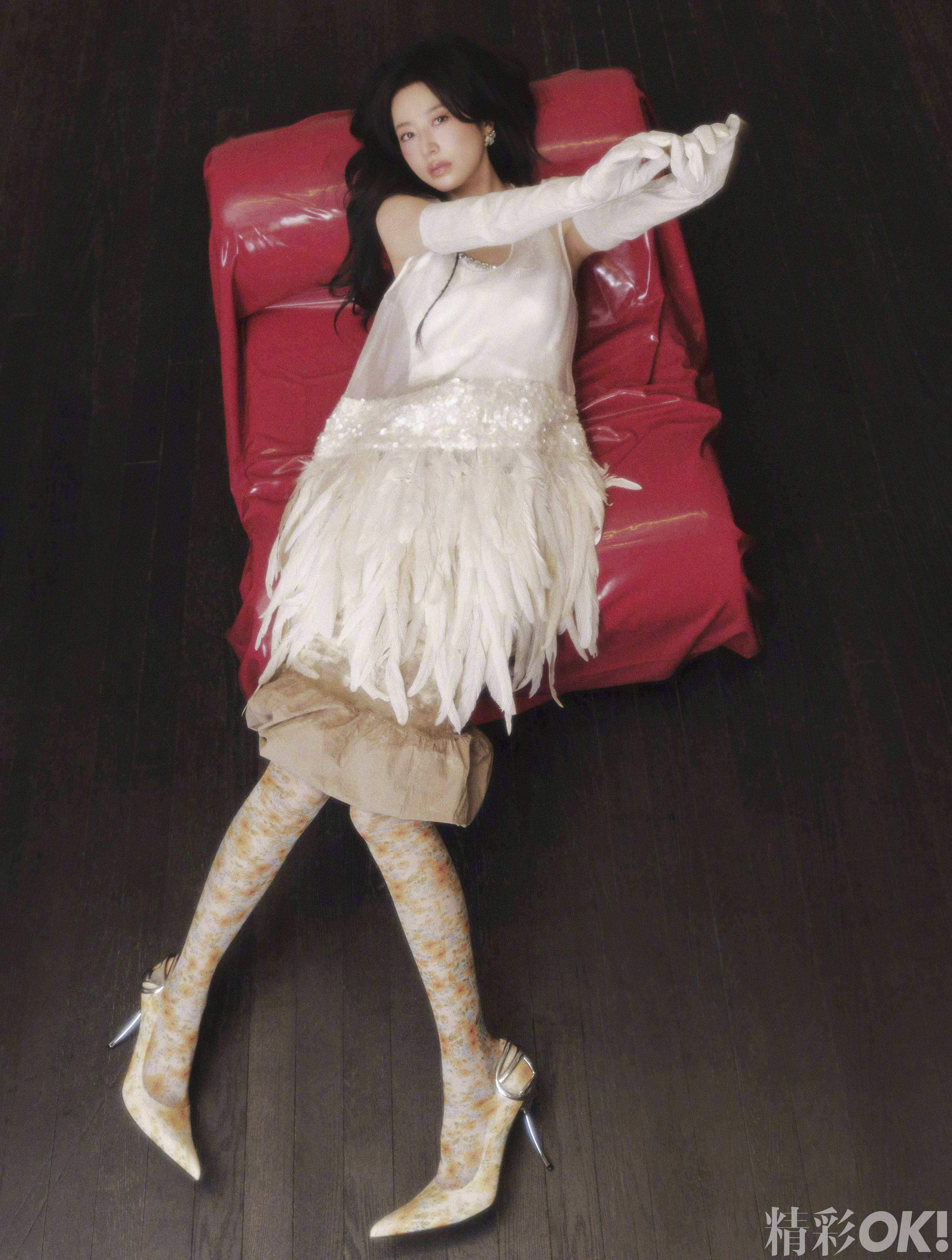 周雨彤穿白裙躯壳窈窱 丝袜勾画纤细好意思腿