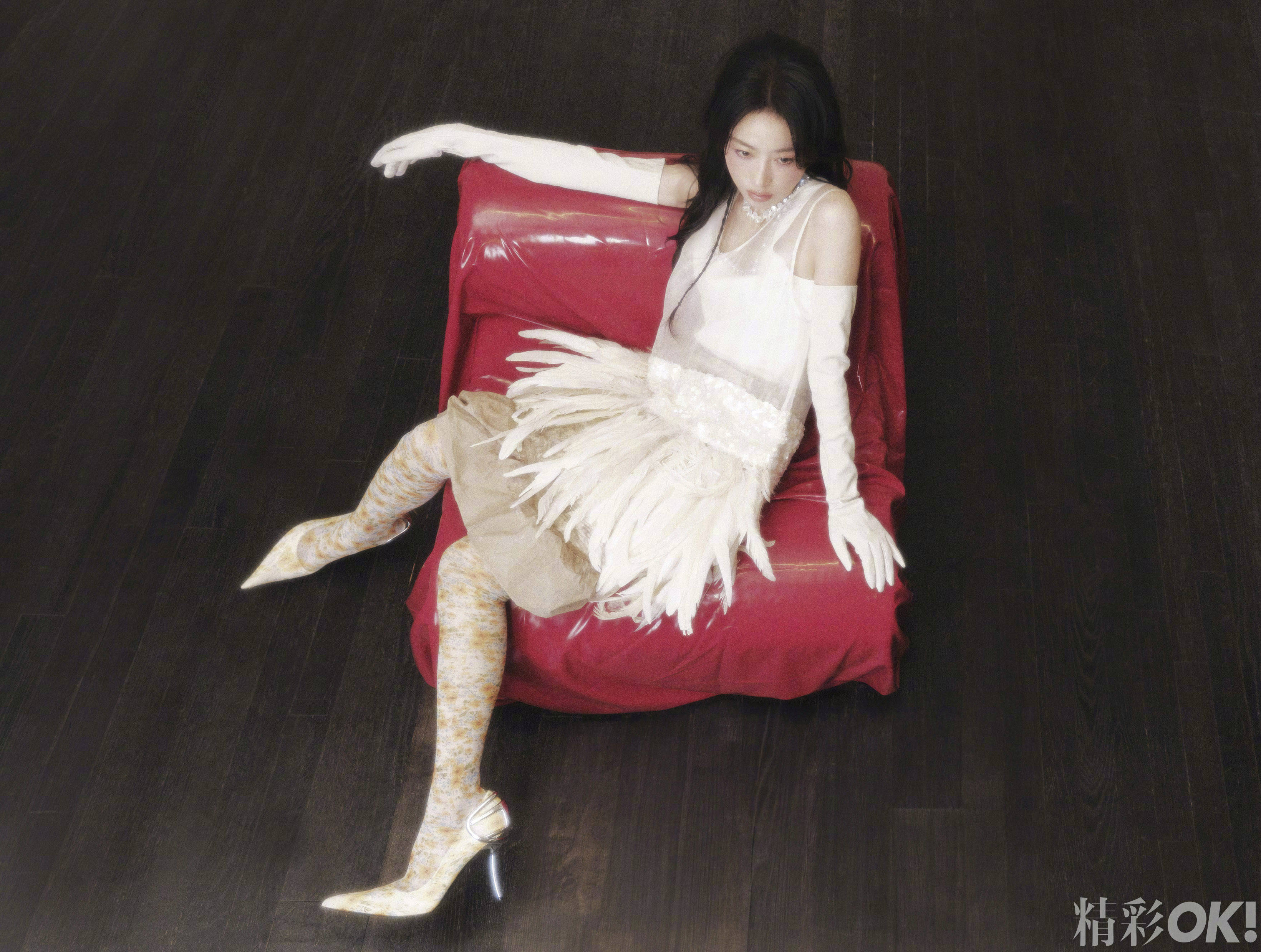 周雨彤穿白裙躯壳窈窱 丝袜勾画纤细好意思腿