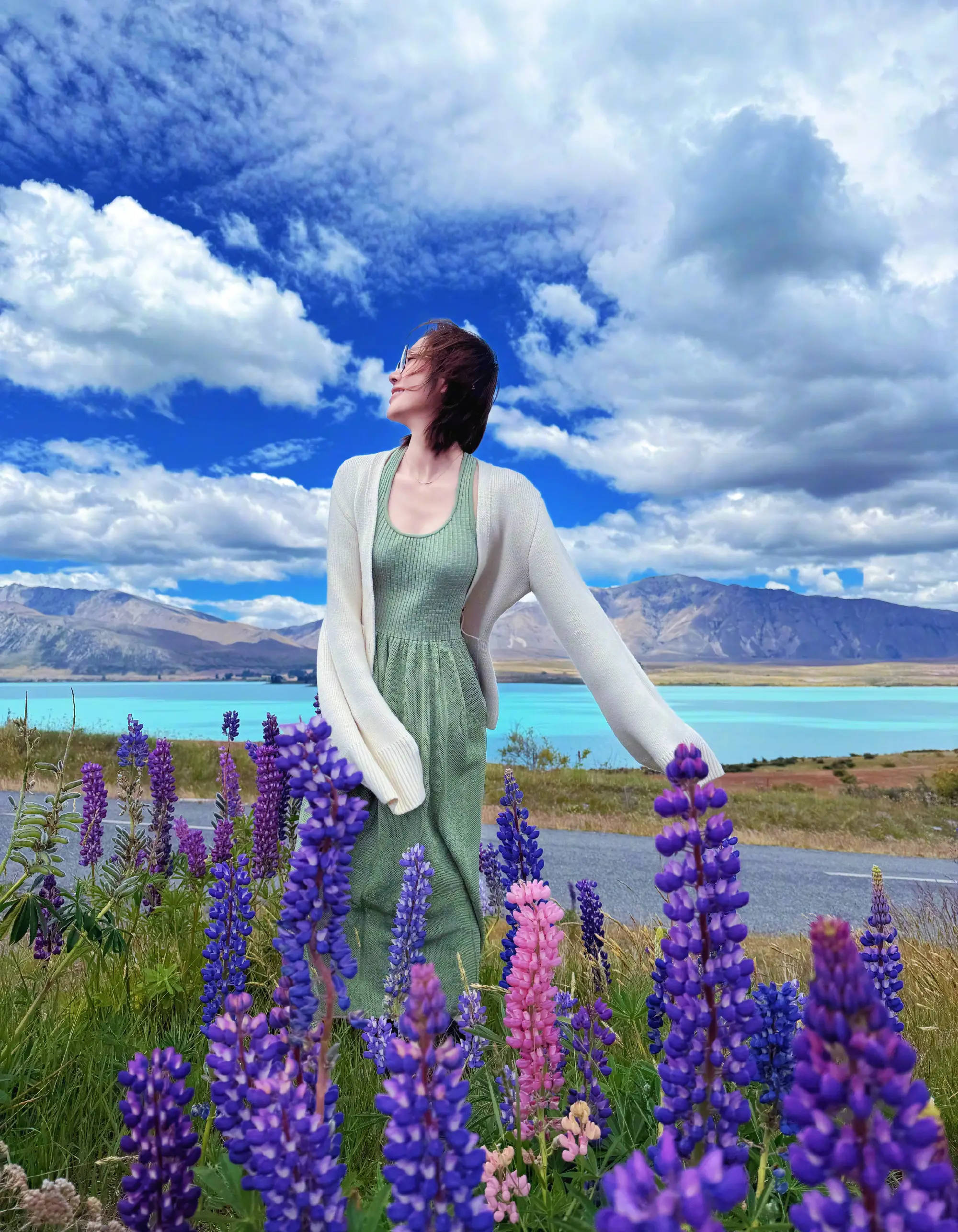 唐艺昕薰衣草花海安祥溜达！绽开灿烂笑颜热情大好