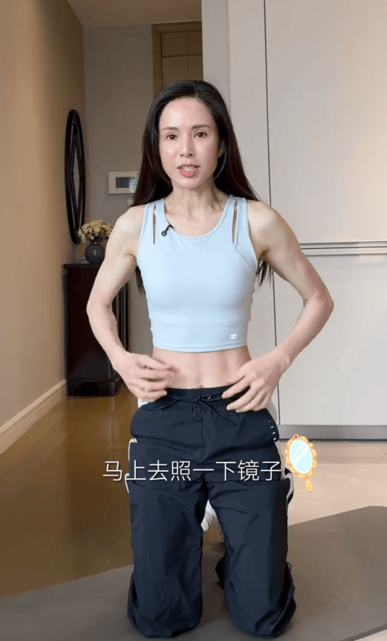 李若彤共享居家练马甲线形状！穿超短背心秀好体魄