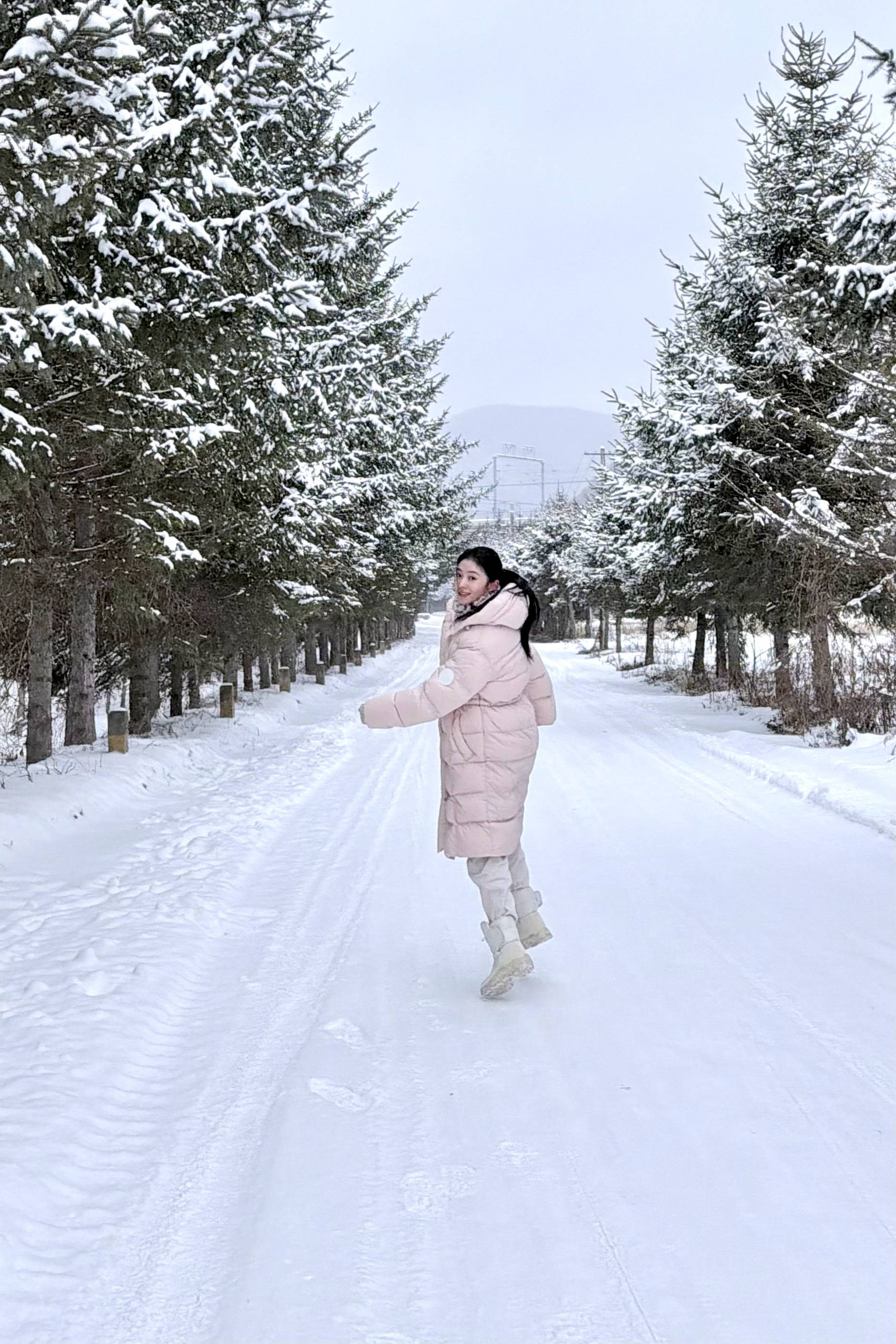 刘浩存穿粉色羽绒服笑脸清甜 雪中奔走充满人命力