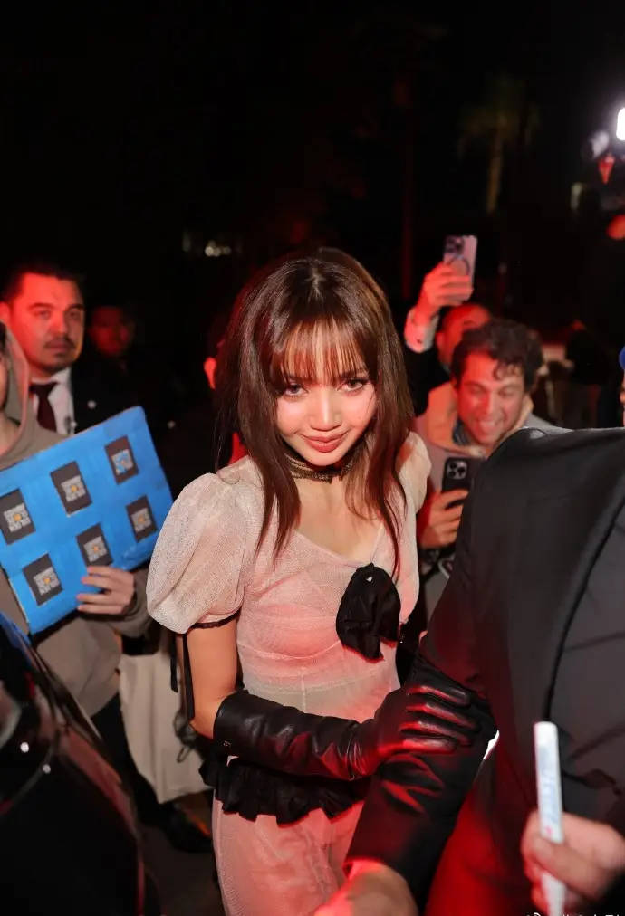 Lisa穿一袭白色透视长裙身段火辣干预派对看成