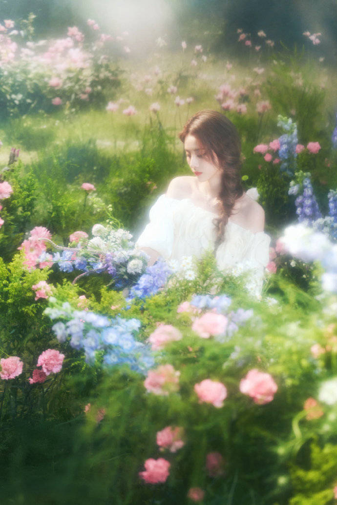 徐艺洋穿白裙与花海合照 光影衬出灵动氛围感