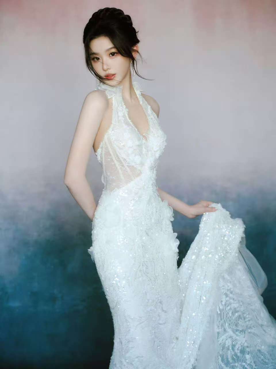 孔雪儿白色投降写照释出 致密造型尽显优雅氛围感