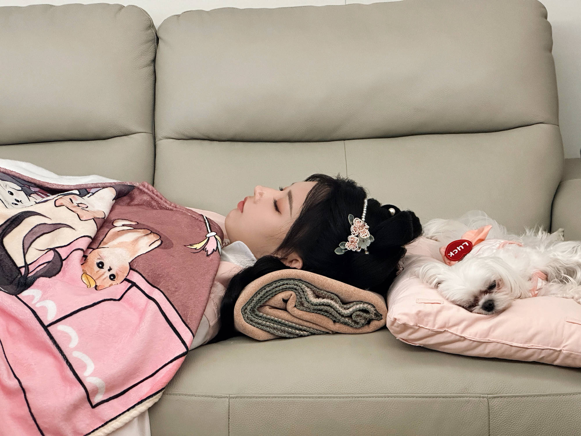 程潇共享剧组随拍照！穿古装抱着宠物狗玩耍好餍足