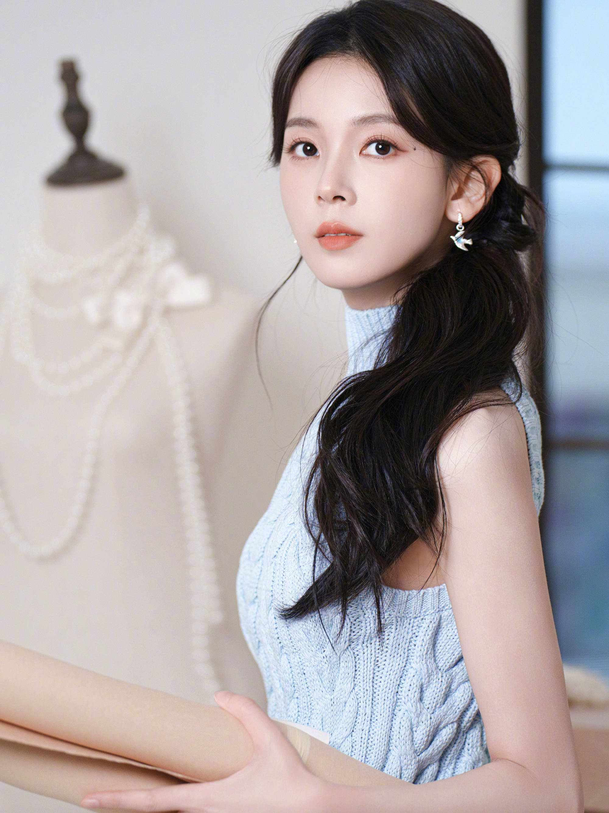 陈瑶浅蓝忠实衫配纱裙 恬静温婉清甜又颐养