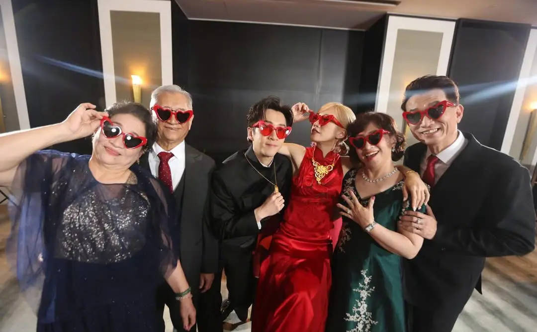 陈费力lulu举行婚典！二东说念主甘好意思热吻大方秀恩爱