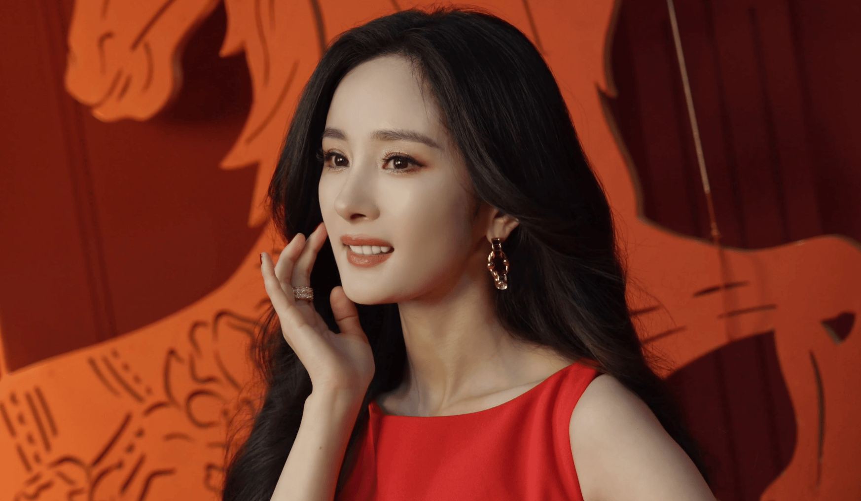 杨幂穿无袖裙明媚动东谈主 双手抱拳送祝愿禧气洋洋