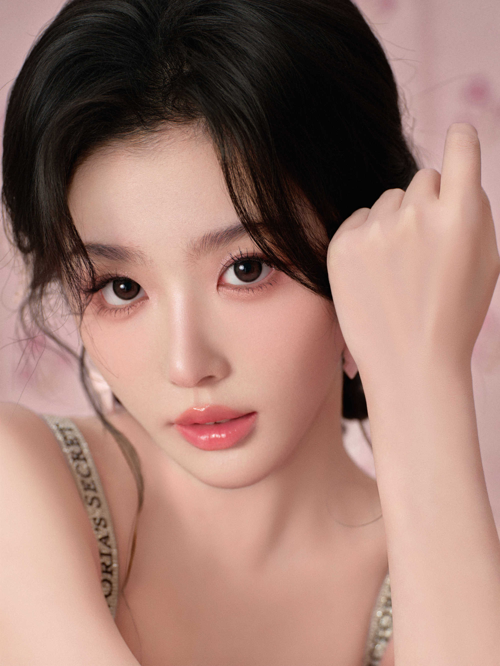 孔雪儿粉色吊带裙元气甜好意思 妆容密致魔力四射