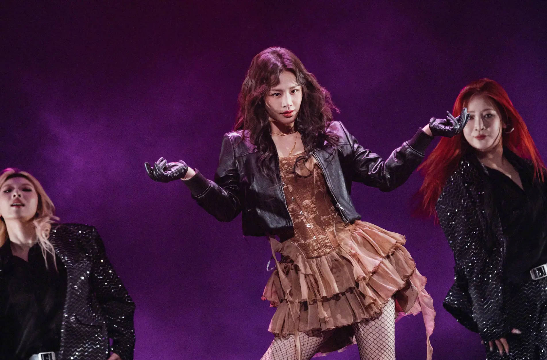 马念念纯晒与黄明昊合照！穿红色紧身上衣秀性感体魄