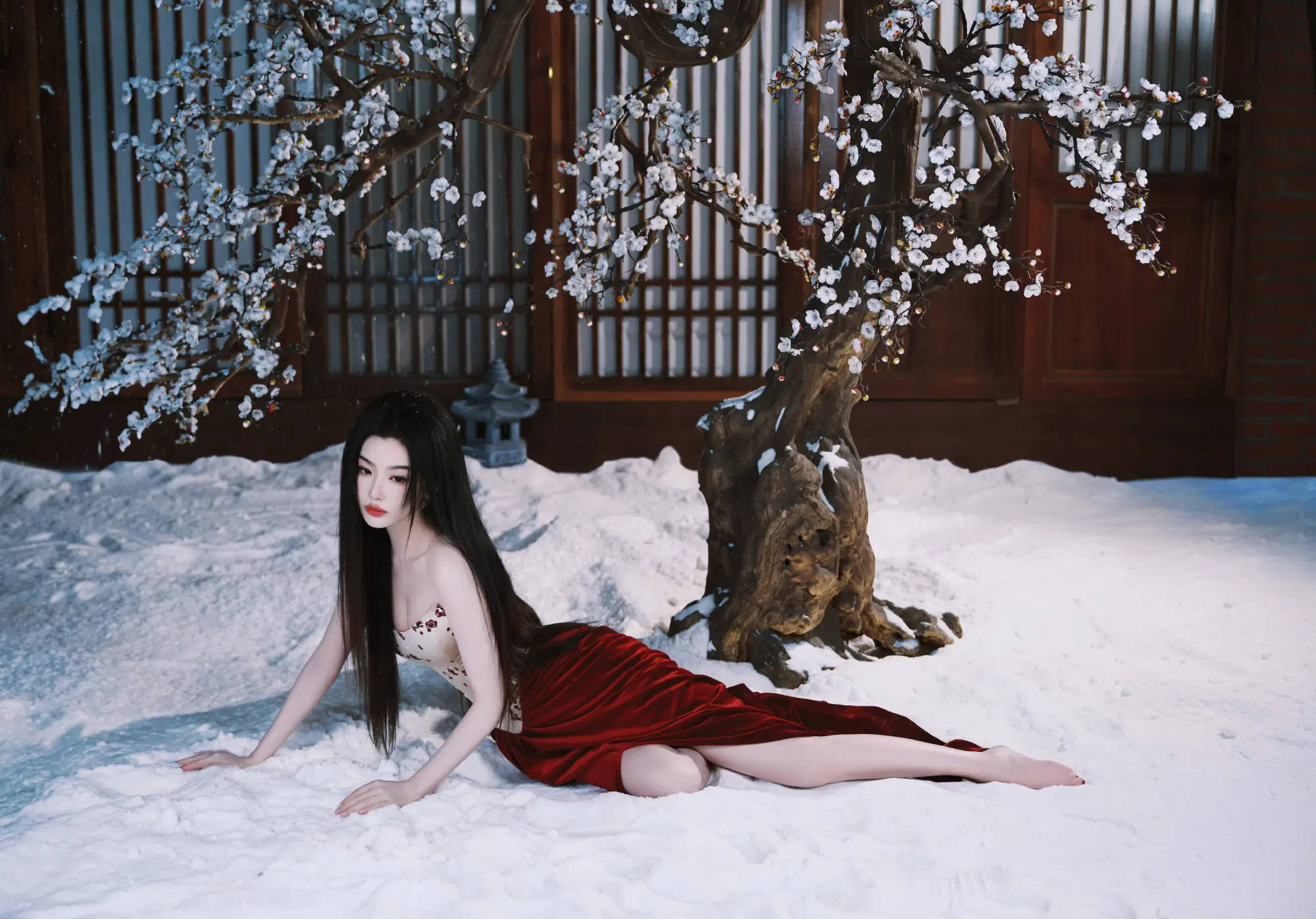 孔雪儿穿抹胸梅花裙气质素雅 黑发垂肩似古典好意思东谈主