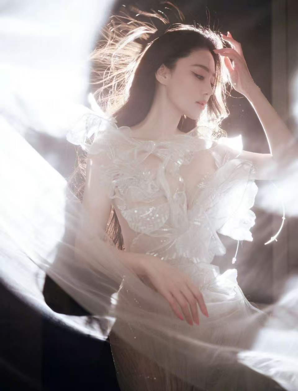 张馨予穿蝴蝶纱裙勾画好意思满体魄 目光阴凉又柔媚