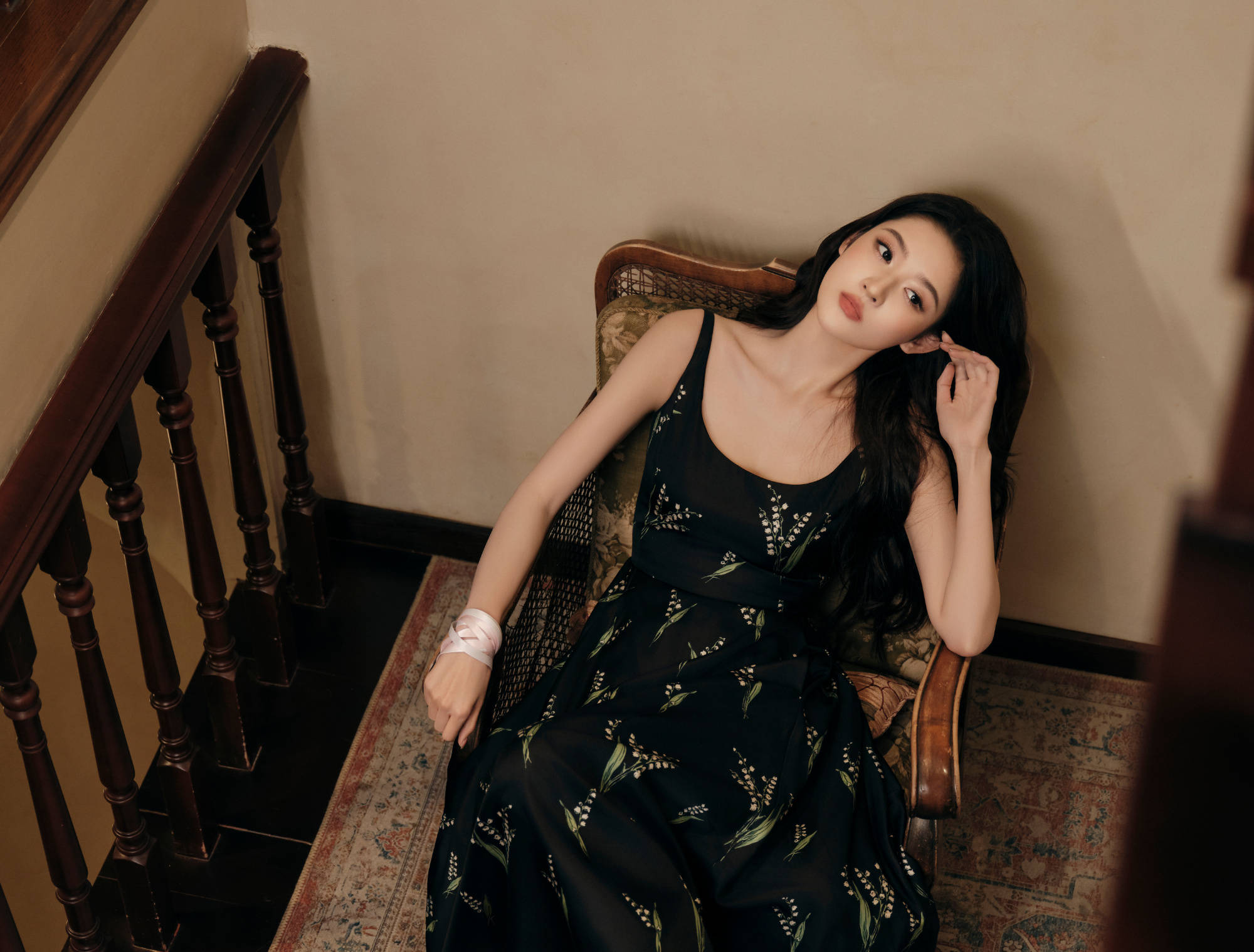 王玉雯鬈流配黑底铃兰裙慵懒优雅 光影下维握文艺