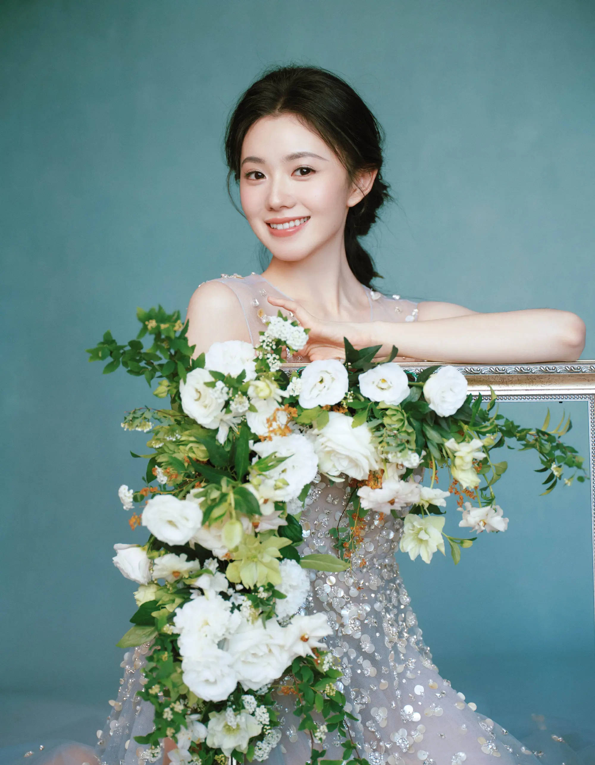 刘浩存晒春日氛围感好意思照！与白花合影气质清纯可东说念主