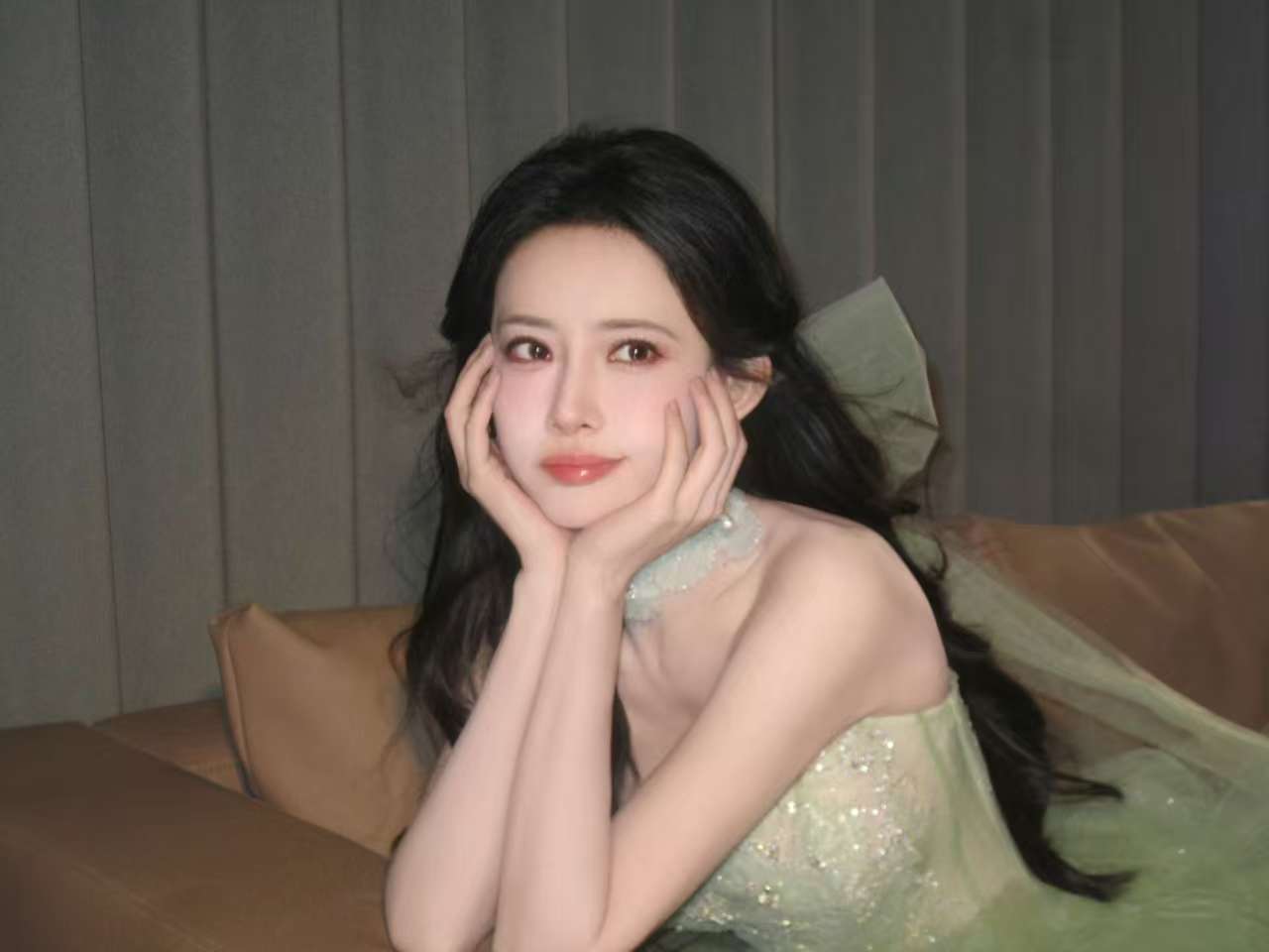 孟子义穿绿抹胸裙柔顺灵动 系大蝴蝶结可儿又仙气