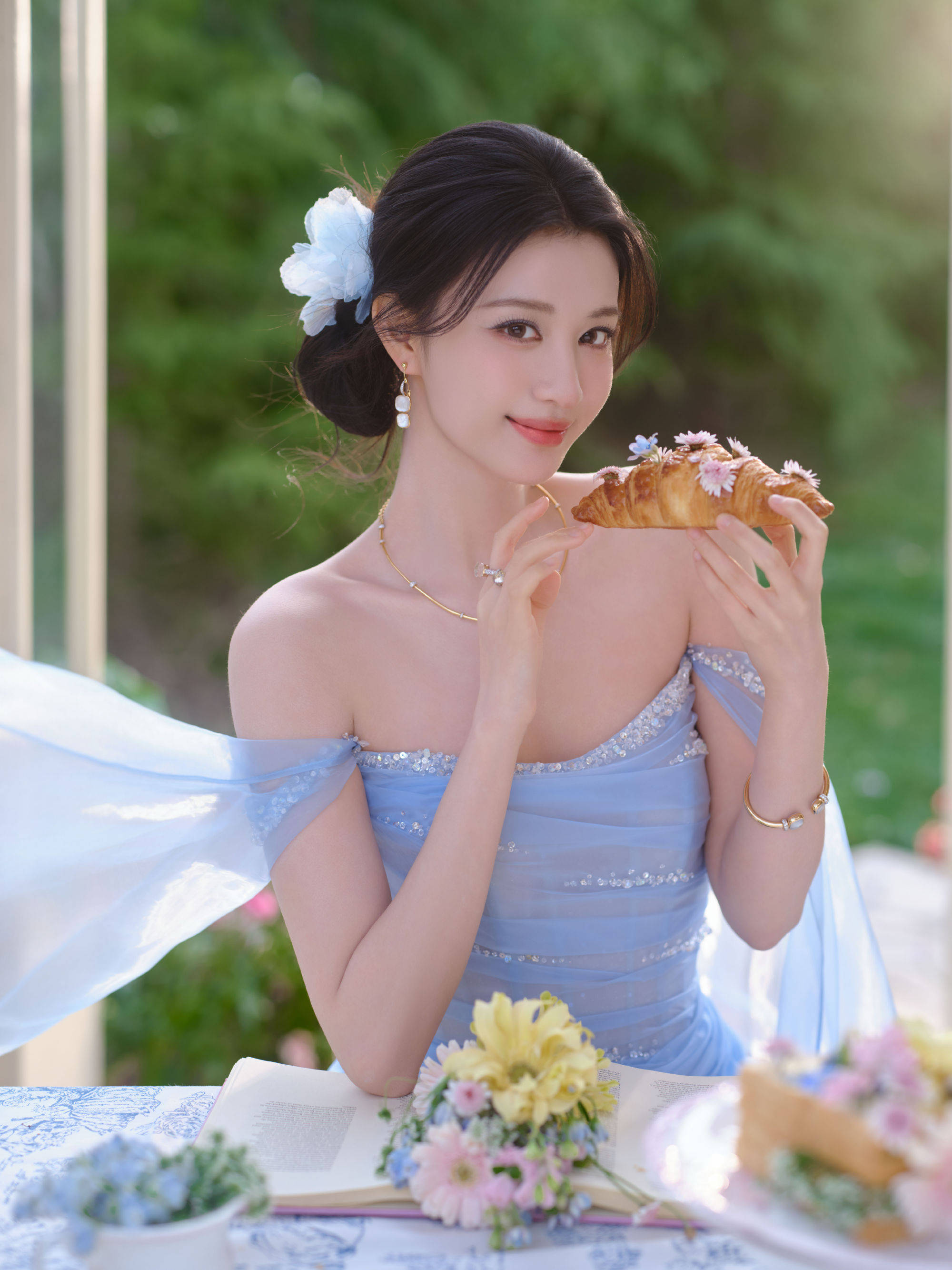 王楚然穿冰蓝纱裙宛若花中精灵 回眸灵动梦境迷东谈主