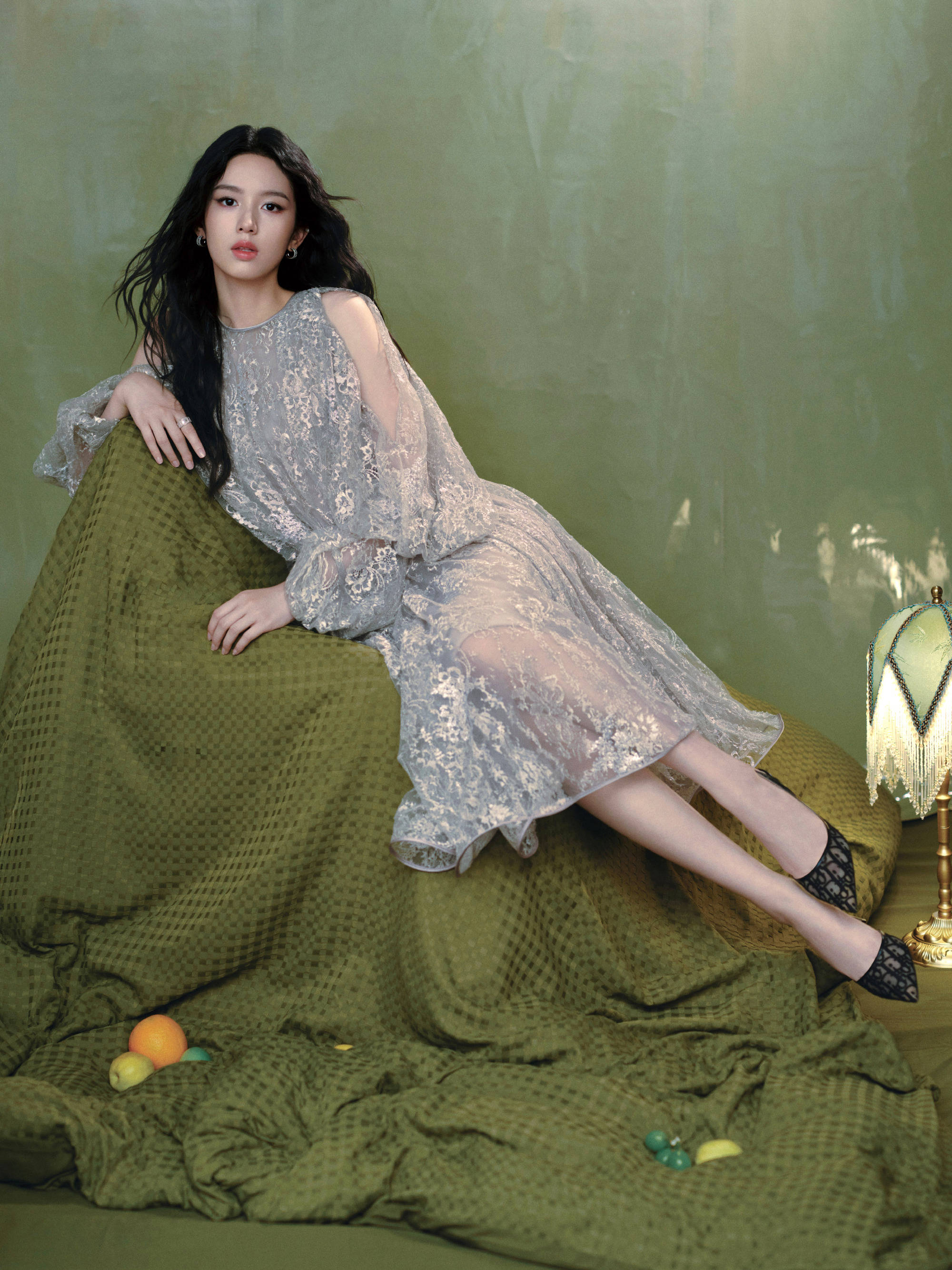 周也穿透视裙秀唯妙身姿 与鲜花绿植合影簇新怡东说念主