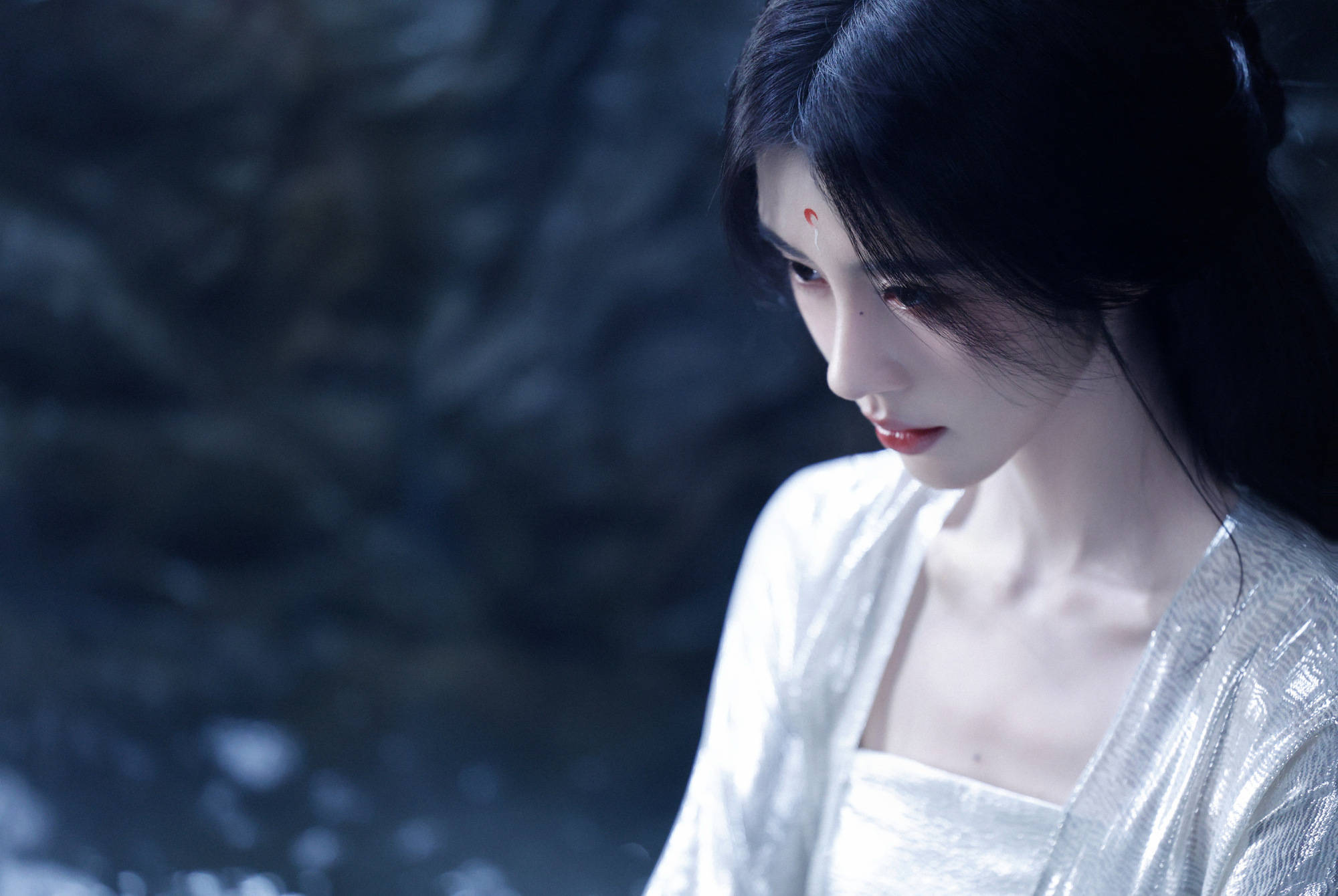 鞠婧祎着银纱古装水中出镜 湿发造型凉爽出尘