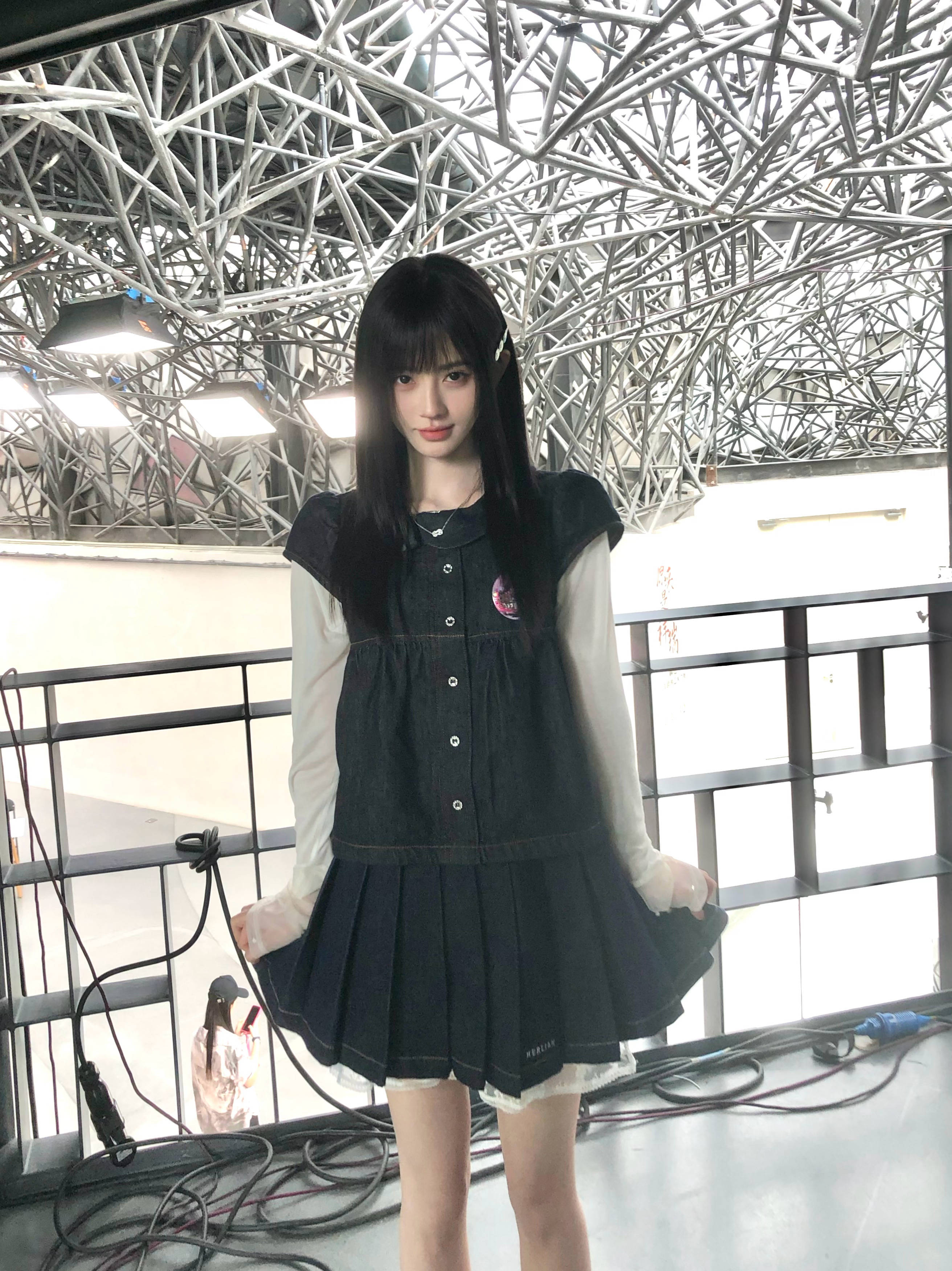 鞠婧祎穿亚比风套装可儿灵动 单手托眼镜卖萌遏抑