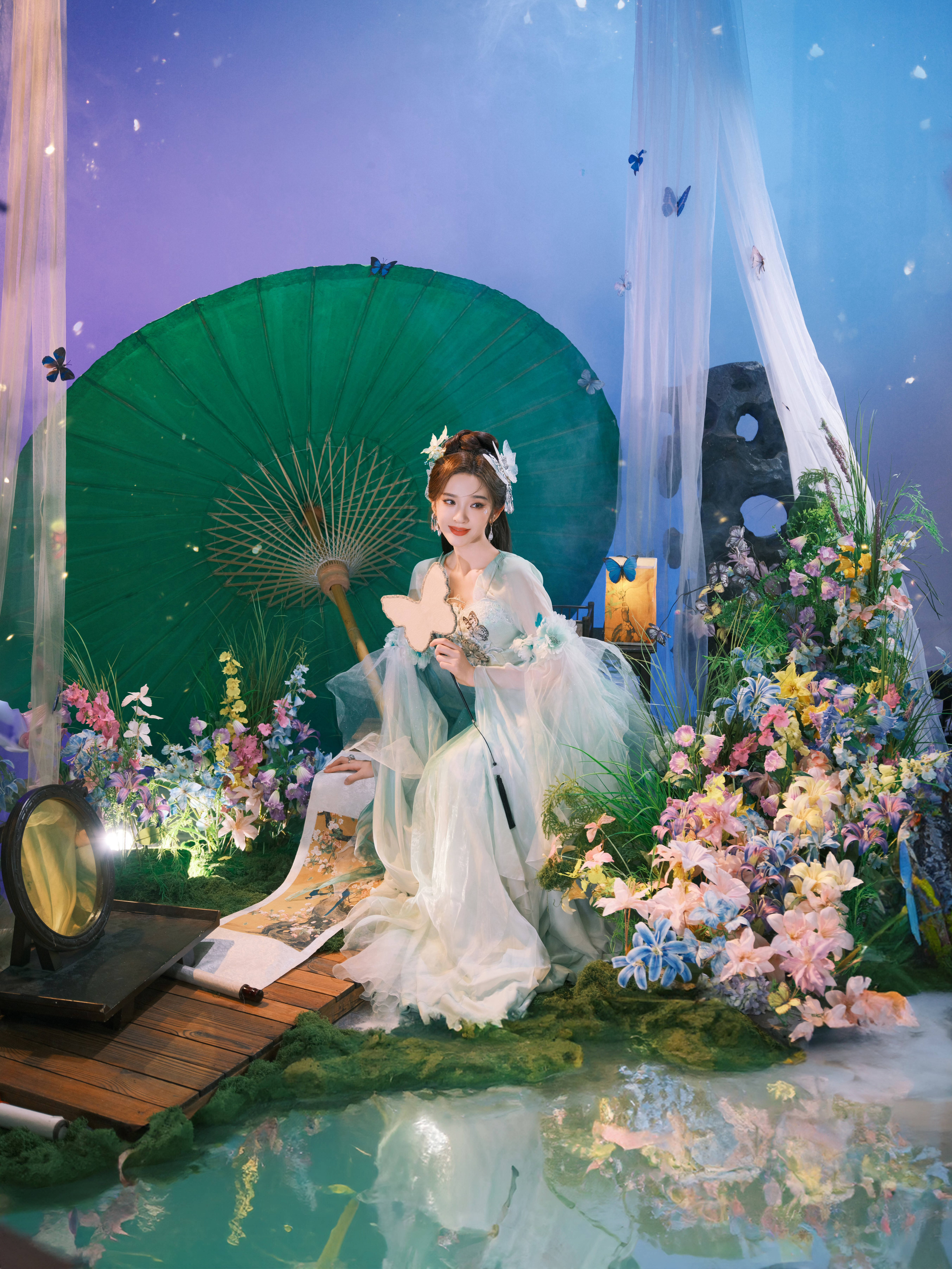 唐艺昕穿浅青古装襦裙躯壳纤细 跻身花丛温婉大方