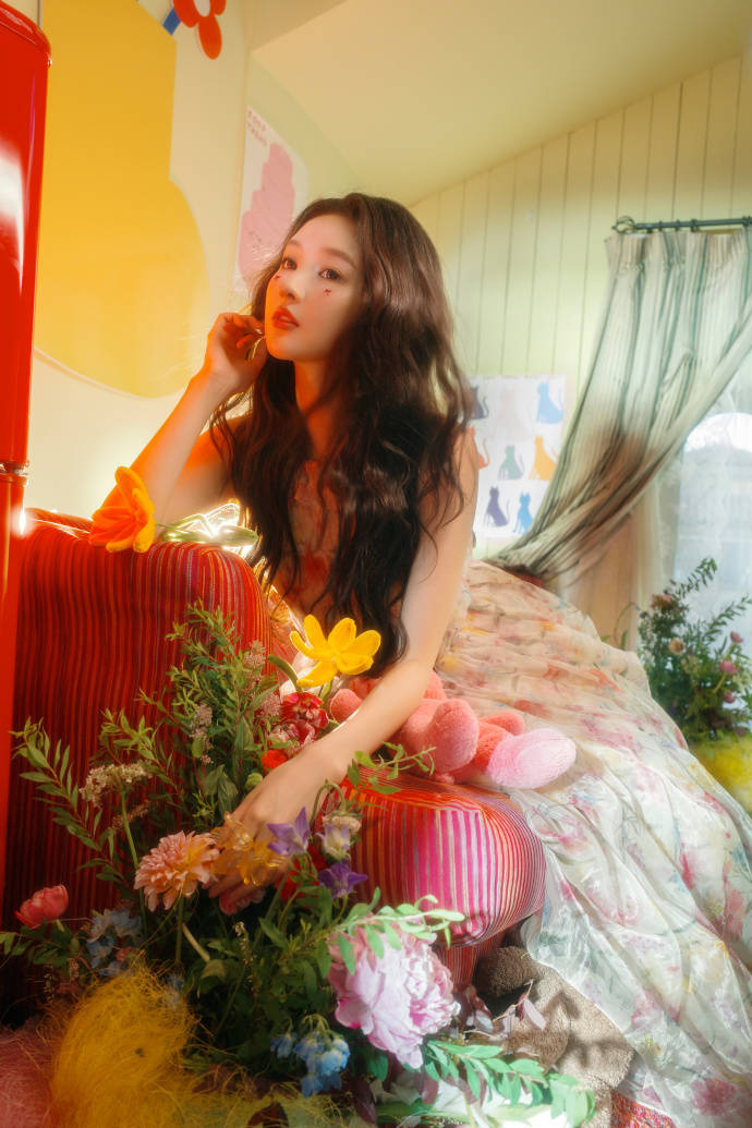 王玉雯穿碎花纱裙柔好意思虚幻 俏皮可儿尽显仙女气味