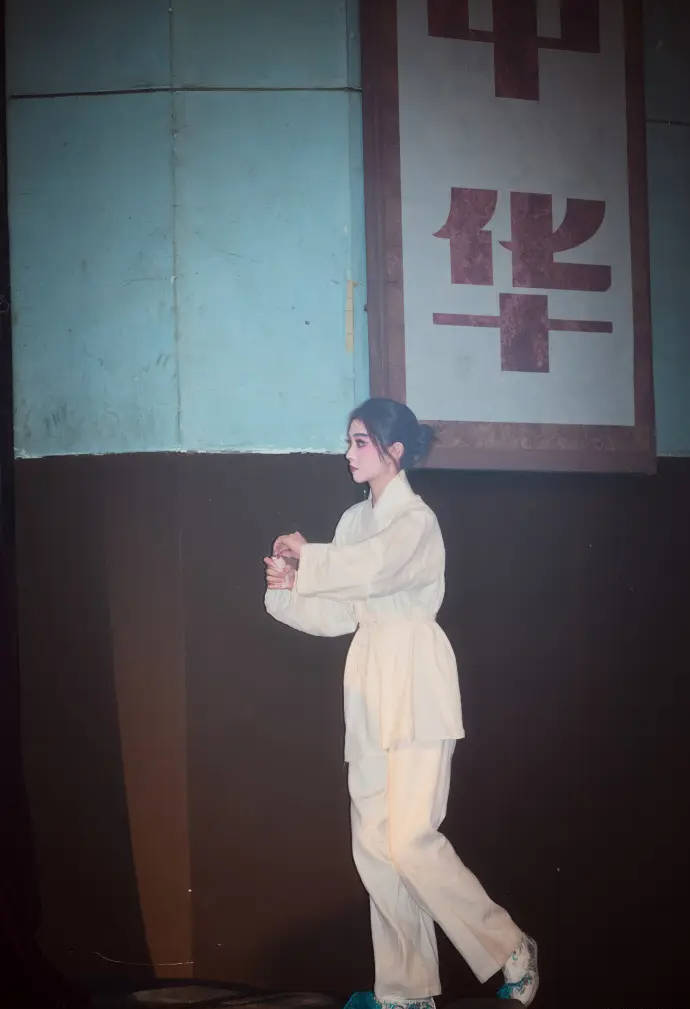 刘浩存对镜梳妆形体纤细苗条 穿练功服大气典雅