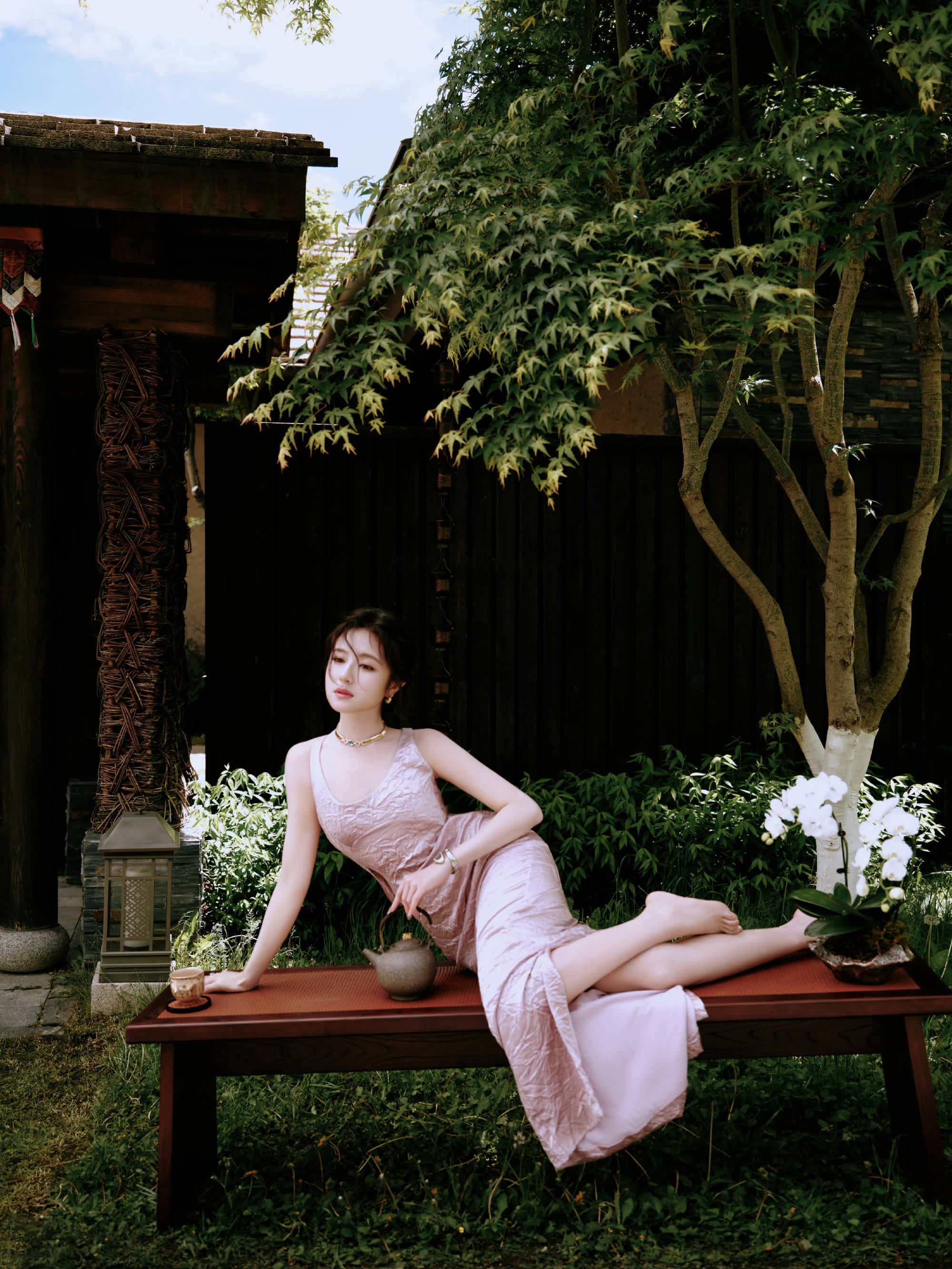 李兰迪穿露背裙性感吸睛 展露唯妙身姿弧线迷东谈主